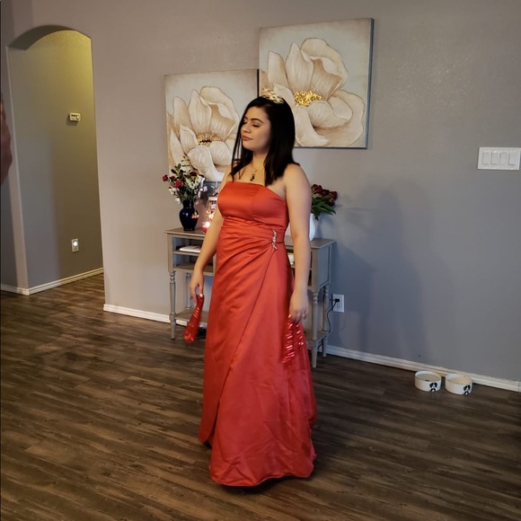 Beautiful dress - Picture 2 of 8